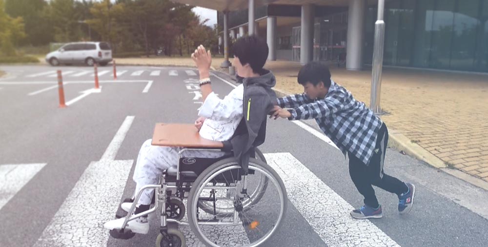 휠체어를 탄 엄마를 미는 한별이 사진