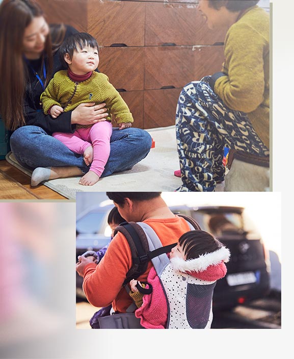 머리가 긴 자원봉사자 품에 안겨있는 아이 사진[상단], 아이들을 안고 업고 있는 아빠 사진[하단]